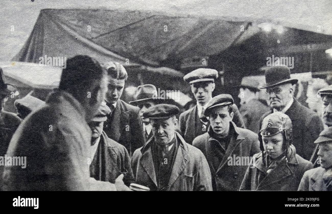Yorkshire market trader with customers during the Great Depression c1932, England. Stock Photo