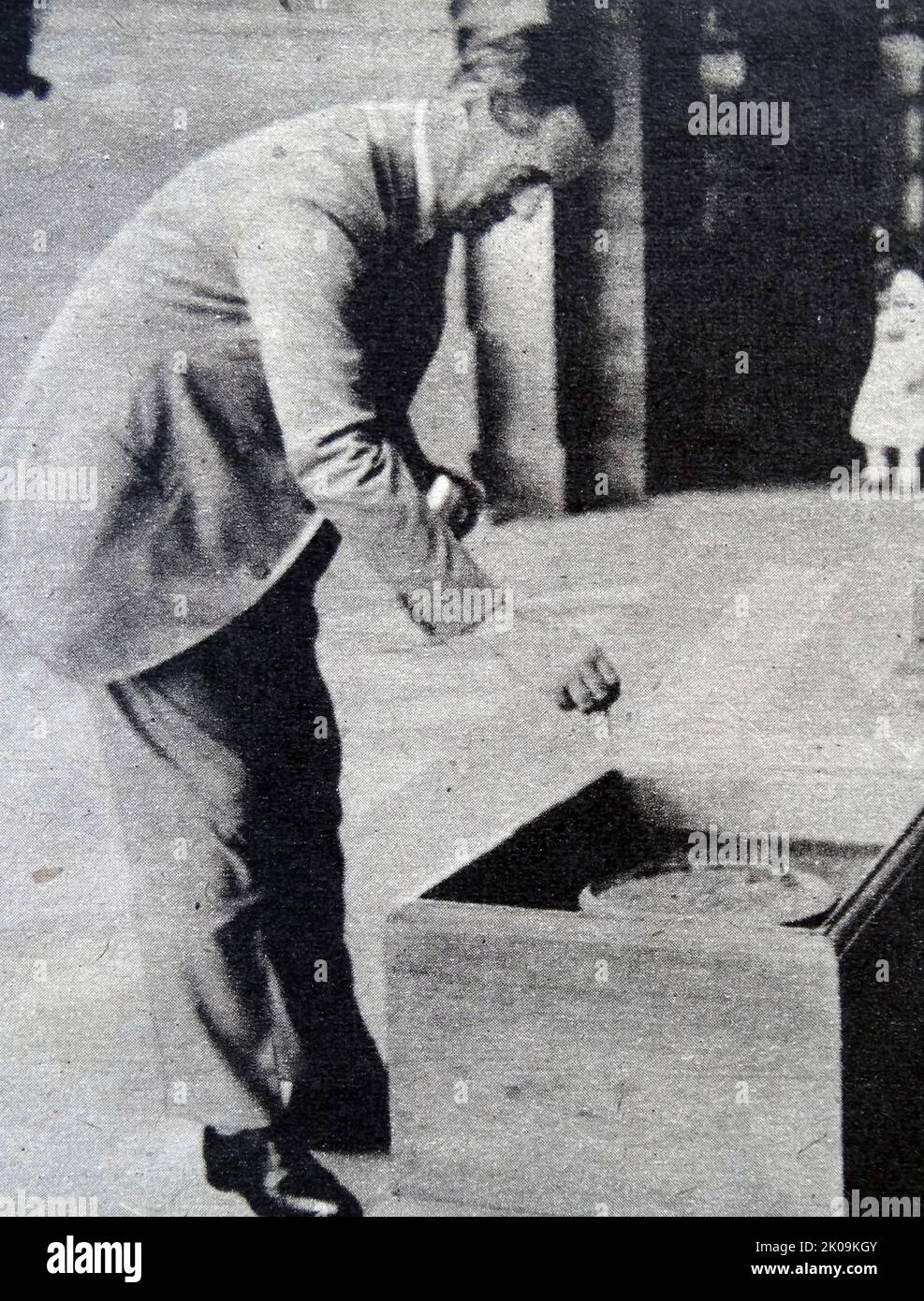 Viceroy of India, Lord Linlithgow feeds his turtle in India. Victor Alexander John Hope, 2nd Marquess of Linlithgow, KG, KT, GCSI, GCIE, OBE, TD, PC, FRSE (24 September 1887 - 5 January 1952) was a British Unionist politician, agriculturalist, and colonial administrator. He served as Governor-General and Viceroy of India from 1936 to 1943. He was usually referred to simply as Linlithgow. Stock Photo
