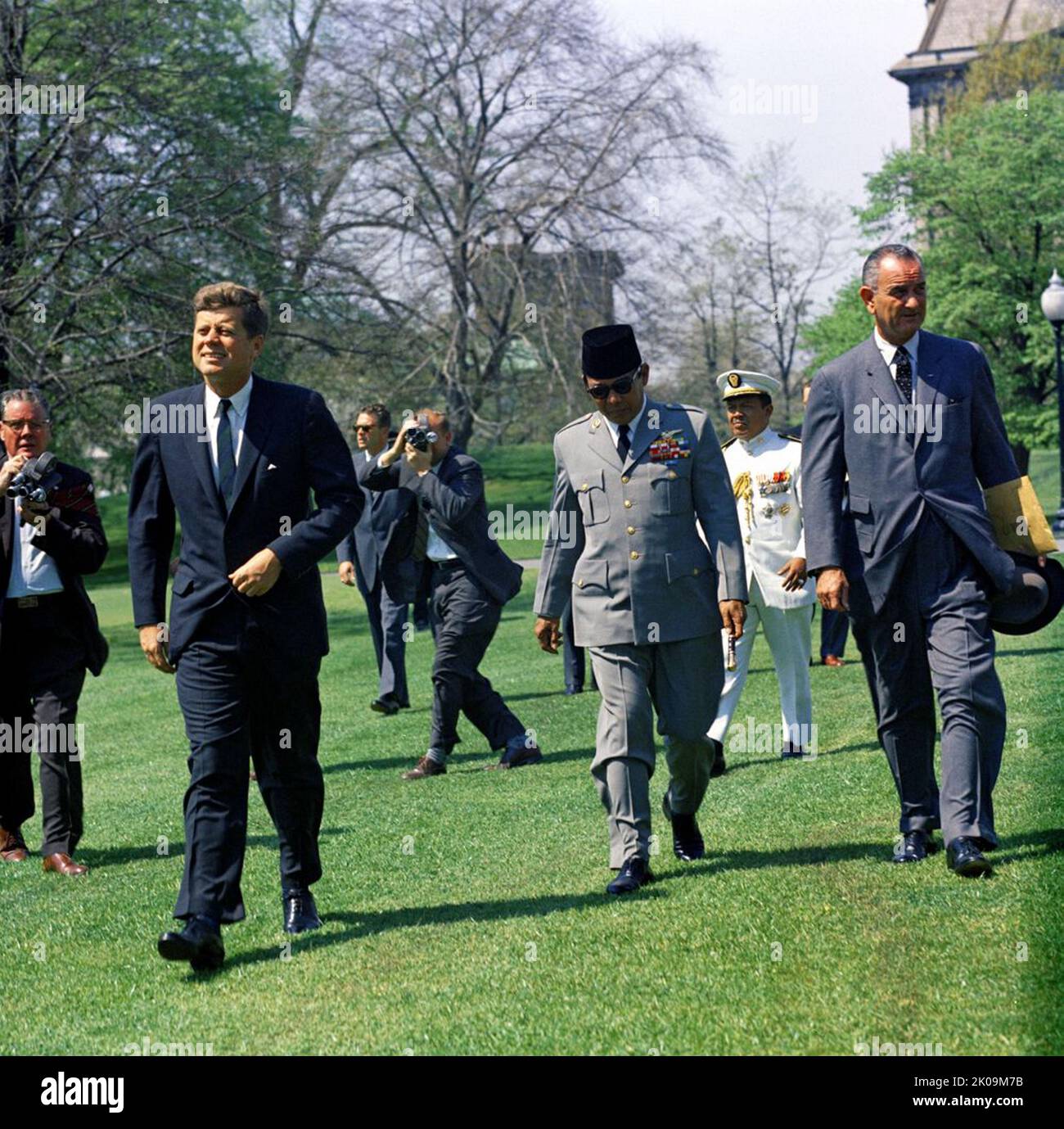 US President John Kennedy, Indonesian President Sukarno, and U.S. Vice-President Johnson on the South Lawn of the White House, April 25, 1961. Stock Photo