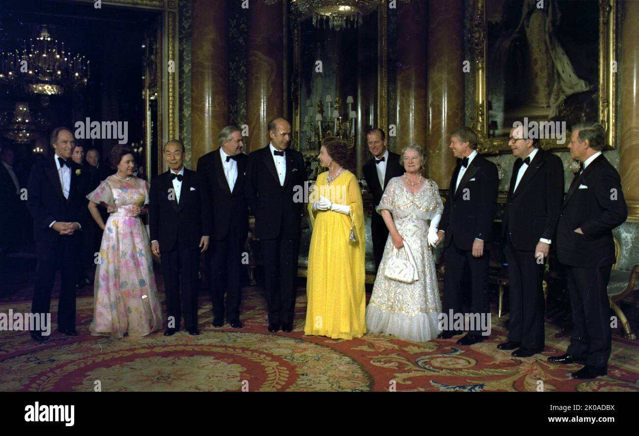 National leaders and royalty in London, 1977. Left to right: Pierre Trudeau, (Prince Charles far background), Princess Margaret, Takeo Fukuda, James Callaghan, Valery Giscard d'Estaing, Queen Elizabeth II, Prince Philip, Queen Elizabeth The Queen Mother, Jimmy Carter, Giulio Andreotti, Helmut Schmidt. Part of the 1977 G7 meeting Stock Photo