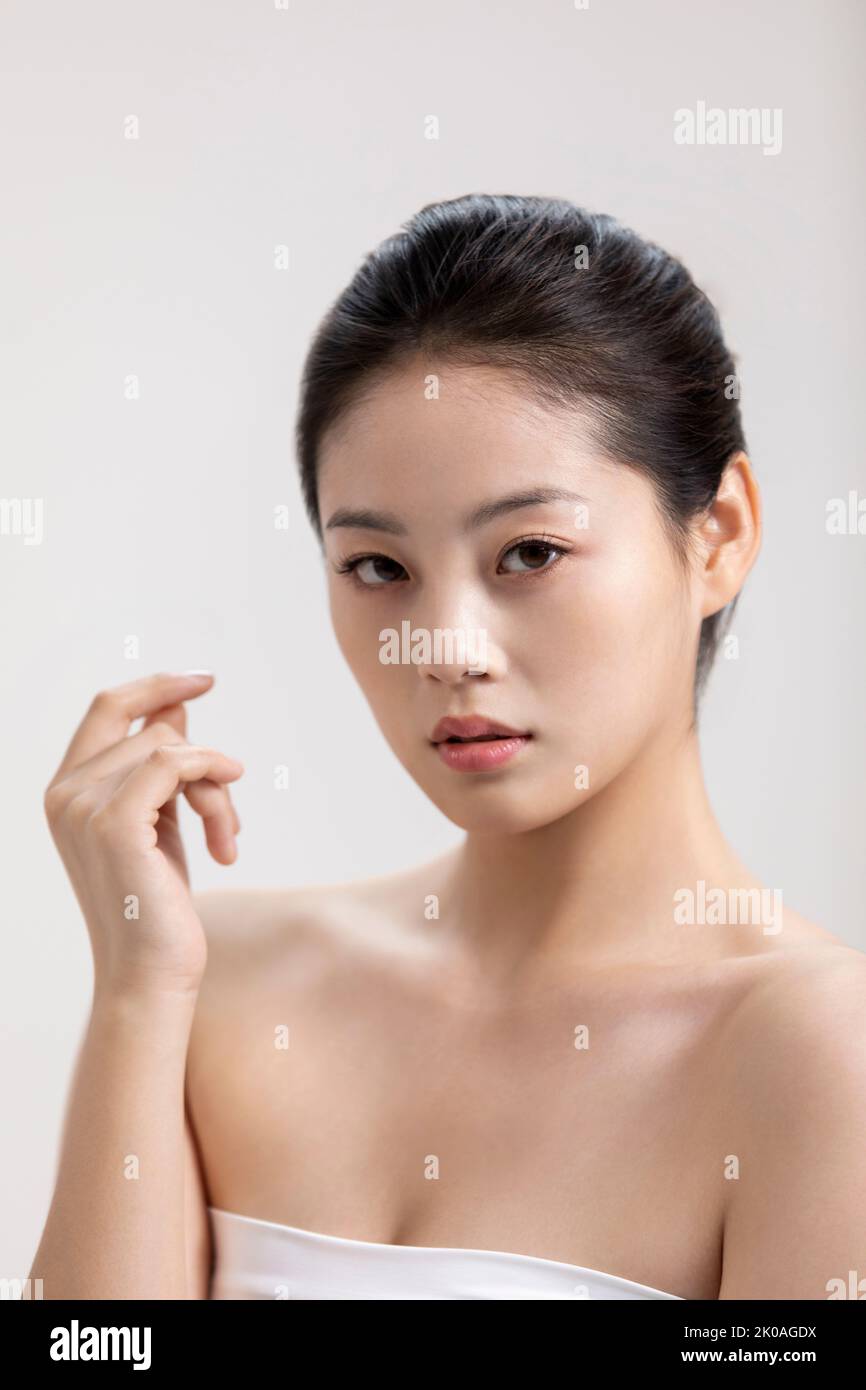 Studio shot of beautiful young Chinese woman Stock Photo - Alamy