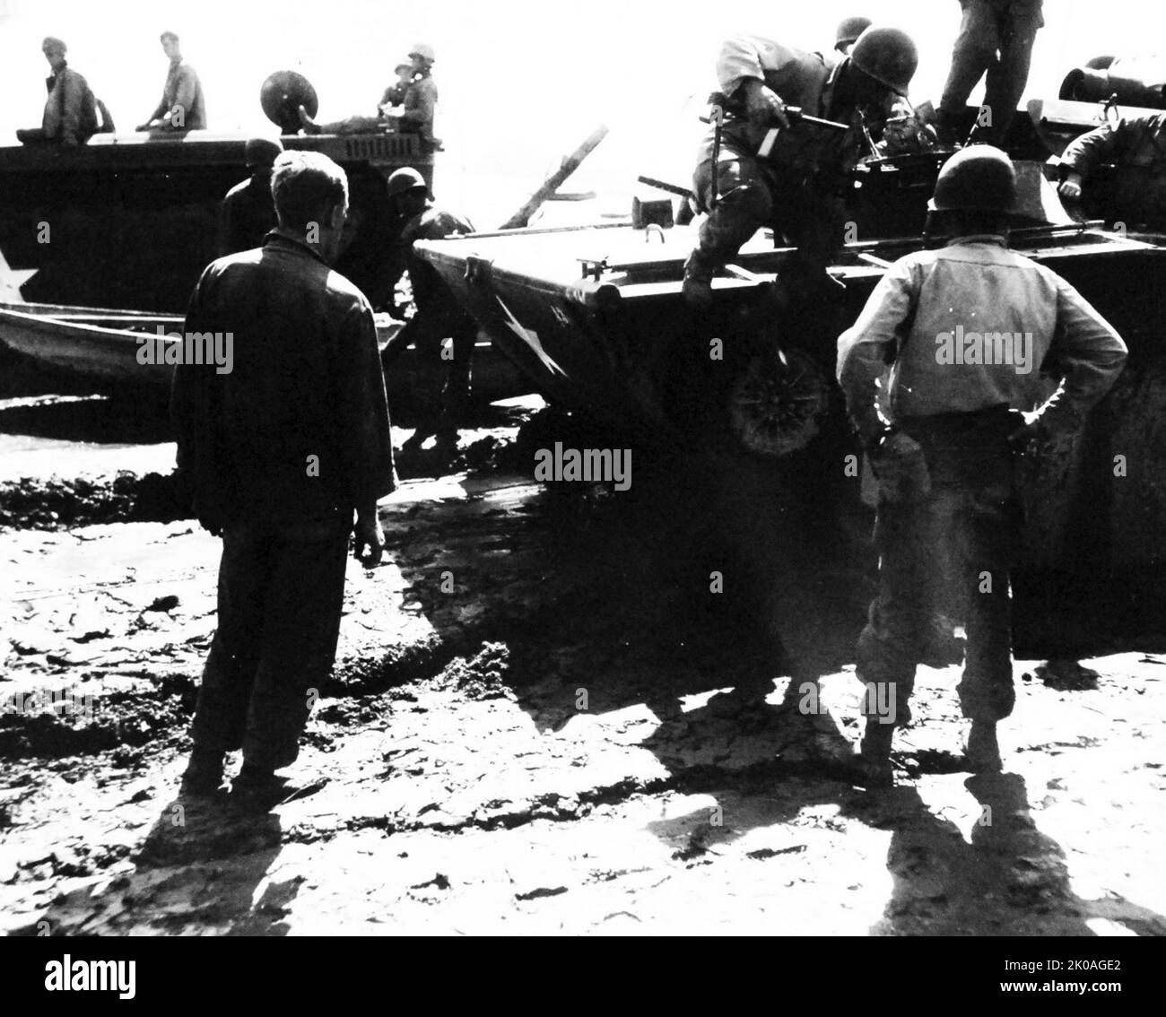Korean War: Inchon Invasion, September 1950. Tank bogs down in mud at Han River in Korea, September 17, 1950 Stock Photo
