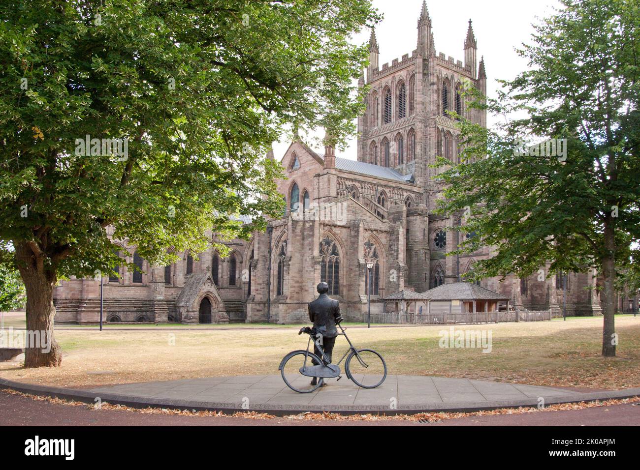 Hereford cathedral & statue of Edward Elgar with his bicycle, St Mary the Virgin & St Ethelbert the King, Herefordshire, England Stock Photo