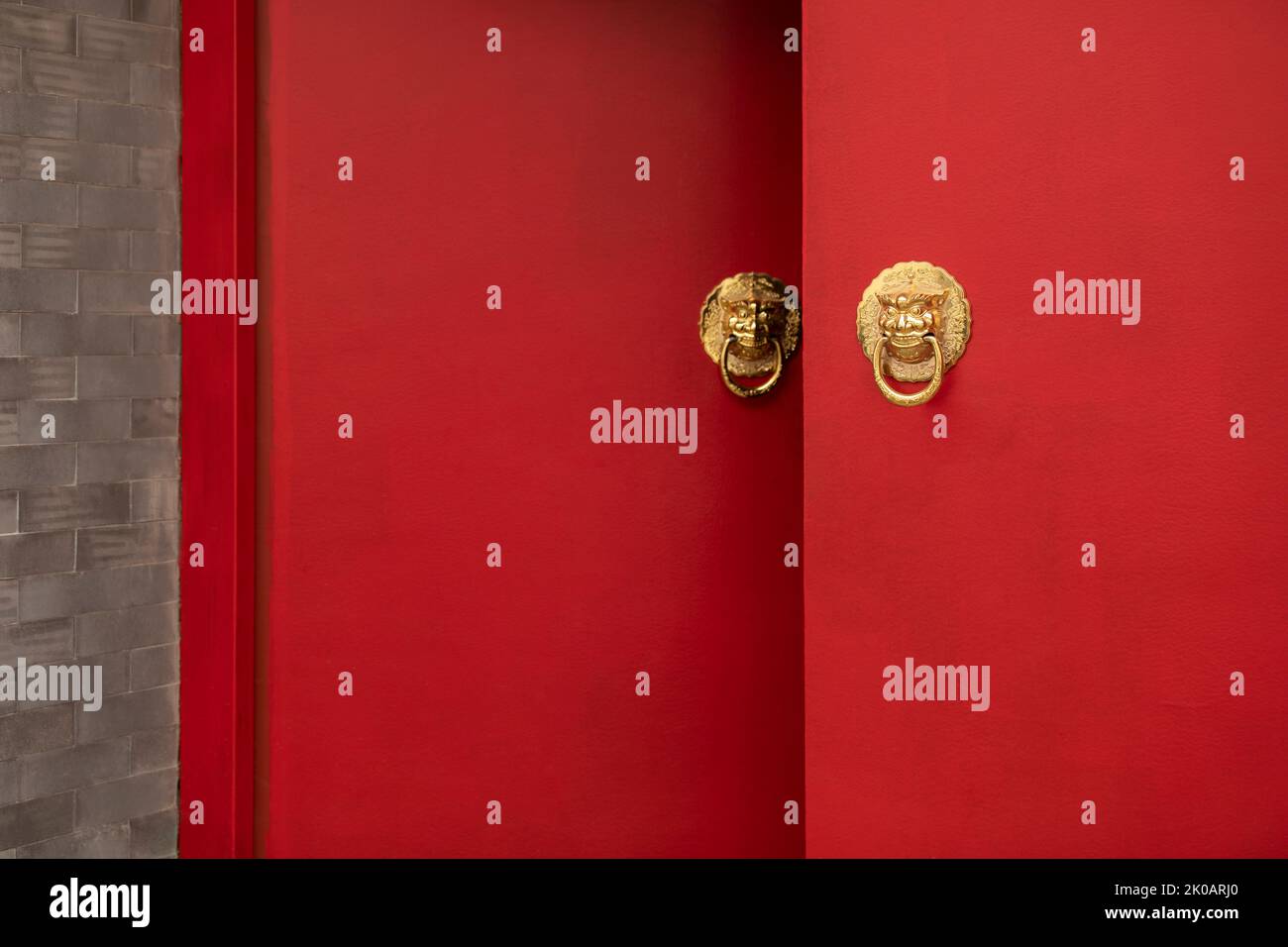 Chinese ancient wooden door Stock Photo - Alamy