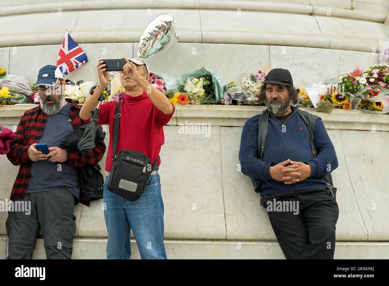 A few tourists outside Buckingham Palace to lay flowers and remember Queen Elizabeth II after her death. London - 9th September 2022 Stock Photo
