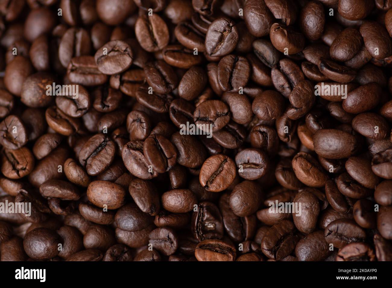 Roasted coffee beans background. macro Stock Photo - Alamy