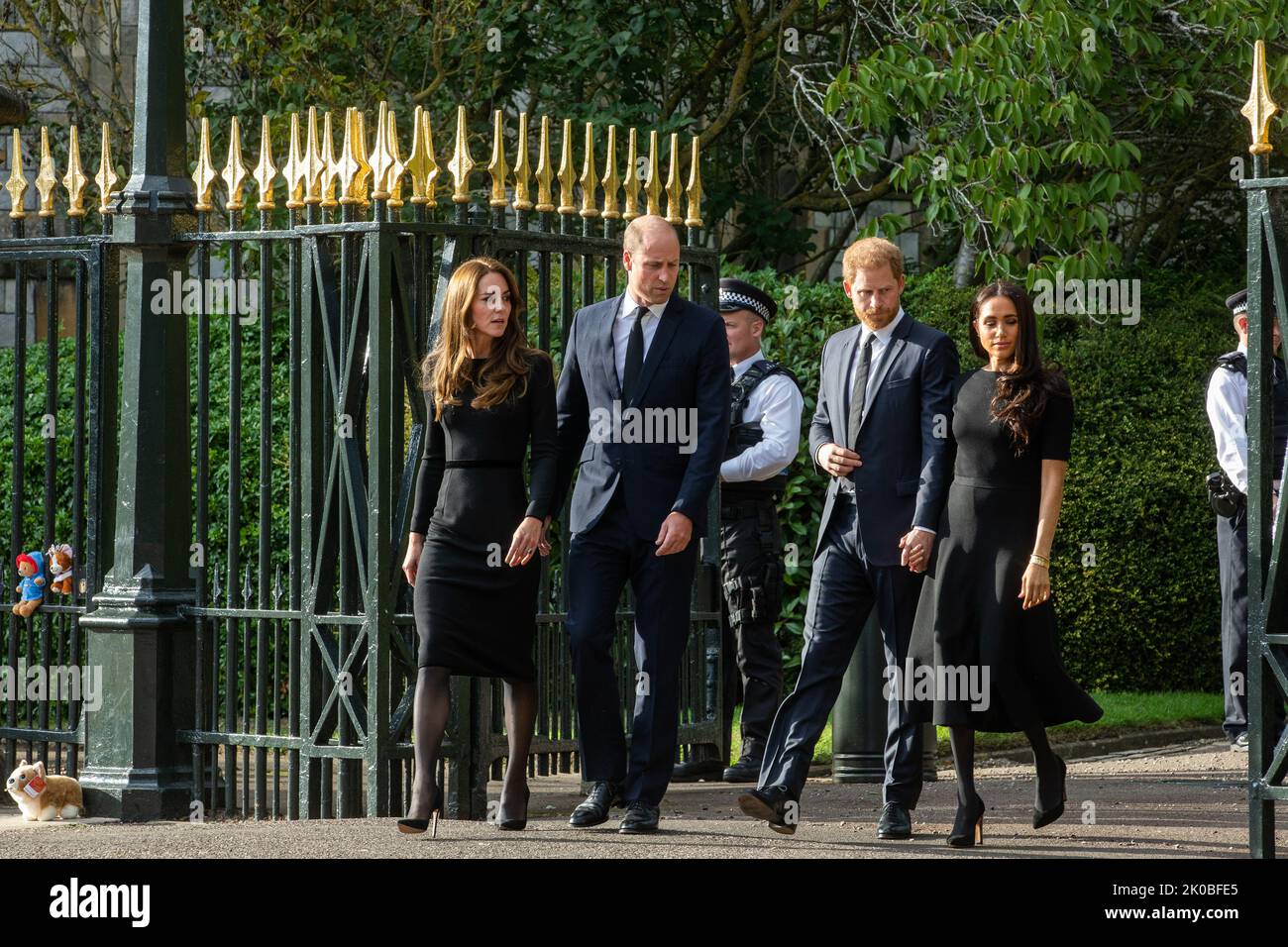 Windsor, UK. 10th September, 2022. Prince William and Catherine, the new Prince and Princess of Wales, accompanied by Prince Harry and Meghan, the Duke and Duchess of Sussex, arrive to view floral tributes laid outside Cambridge Gate at Windsor Castle following the death of Queen Elizabeth II. Queen Elizabeth II, the UK's longest-serving monarch, died at Balmoral aged 96 on 8th September 2022 after a reign lasting 70 years. Credit: Mark Kerrison/Alamy Live News Stock Photo