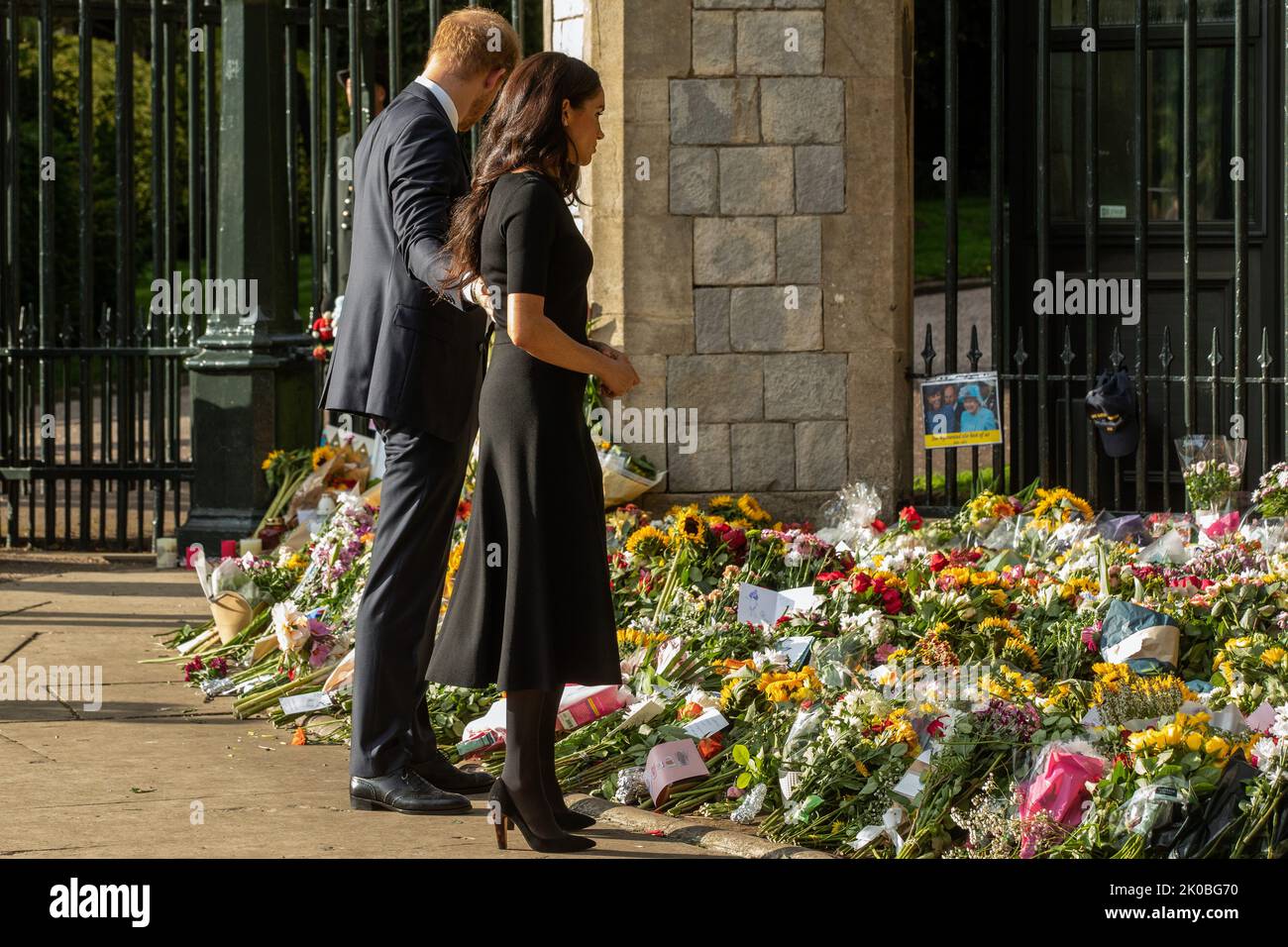 Windsor, UK. 10th September, 2022. Prince Harry and Meghan, the Duke and Duchess of Sussex, view floral tributes laid outside Cambridge Gate at Windsor Castle following the death of Queen Elizabeth II. Queen Elizabeth II, the UK's longest-serving monarch, died at Balmoral aged 96 on 8th September 2022 after a reign lasting 70 years. Credit: Mark Kerrison/Alamy Live News Stock Photo
