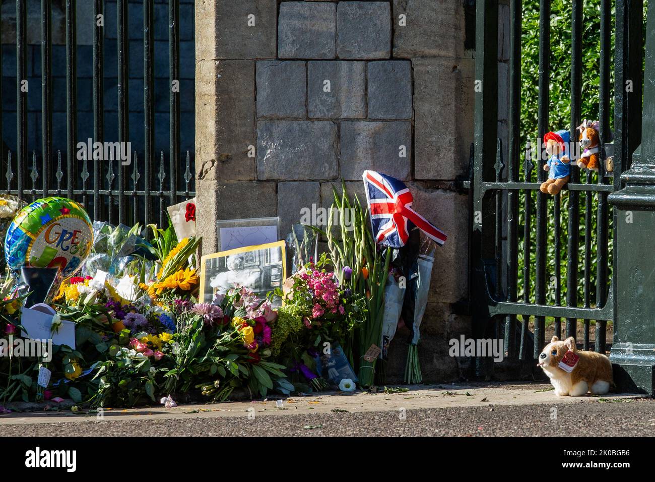 Windsor, UK. 10th September, 2022. A toy corgi dog is pictured alongside floral tributes left in memory of Queen Elizabeth II outside Cambridge Gate at Windsor Castle prior to a walkabout by the Prince and Princess of Wales and the Duke and Duchess of Sussex. Queen Elizabeth II, the UK's longest-serving monarch, died at Balmoral aged 96 on 8th September 2022 after a reign lasting 70 years. Credit: Mark Kerrison/Alamy Live News Stock Photo