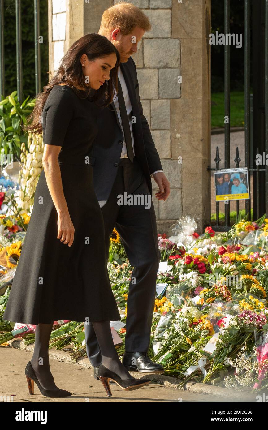 Windsor, UK. 10th September, 2022. Prince Harry and Meghan, the Duke and Duchess of Sussex, view floral tributes laid outside Cambridge Gate at Windsor Castle following the death of Queen Elizabeth II. Queen Elizabeth II, the UK's longest-serving monarch, died at Balmoral aged 96 on 8th September 2022 after a reign lasting 70 years. Credit: Mark Kerrison/Alamy Live News Stock Photo