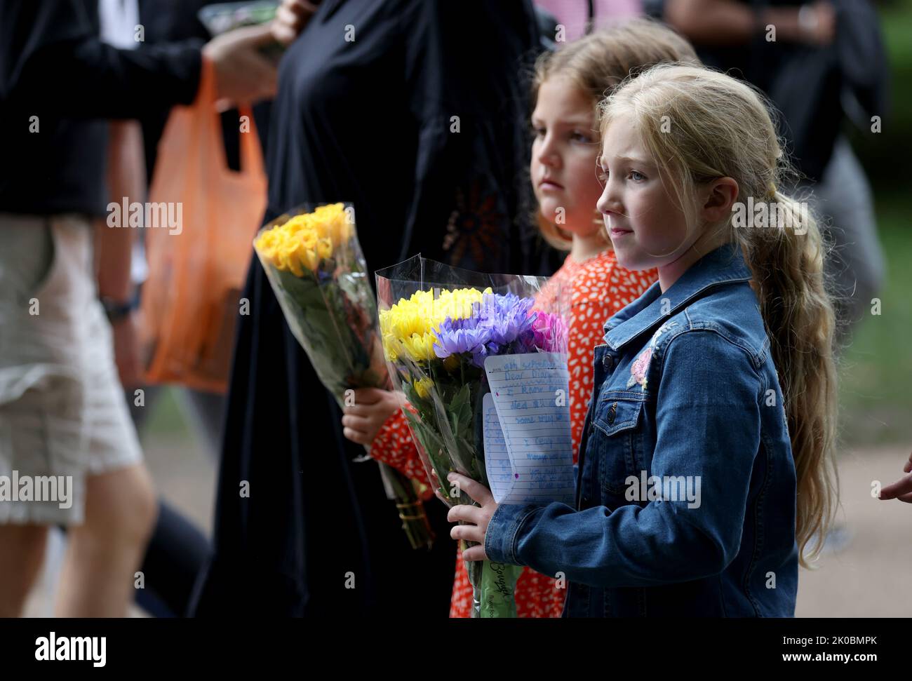 London, Britain. 10th Sep, 2022. Two girls hold flowers as they walk to Buckingham Palace to commemorate the late Queen Elizabeth II in London, Britain, Sept. 10, 2022. Queen Elizabeth II, Britain's longest-reigning monarch in history, has died aged 96, Buckingham Palace announced on Thursday. Credit: Li Ying/Xinhua/Alamy Live News Stock Photo