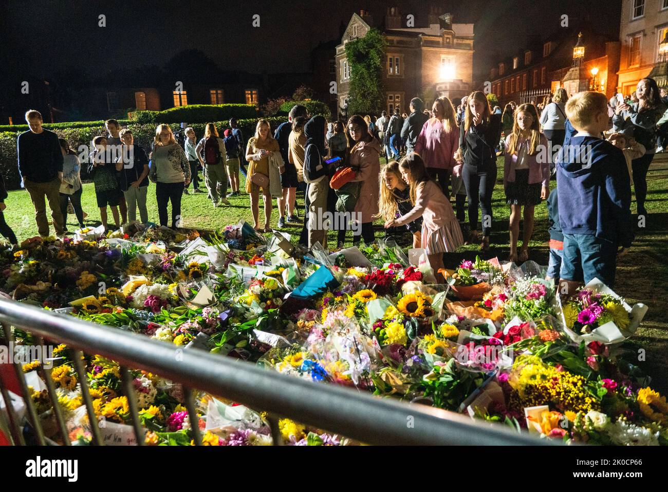 The death of HRH Queen Elizabeth II - floral tributes line the gates of Windsor Castle, Berkshire Stock Photo