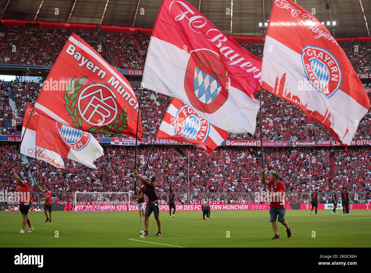 Fahnen  FC Bayern MŸnchen - VfL Wolfsburg  Fussball 1 . Bundesliga Saison 2022 / 2023 © diebilderwelt / Alamy Stock Stock Photo