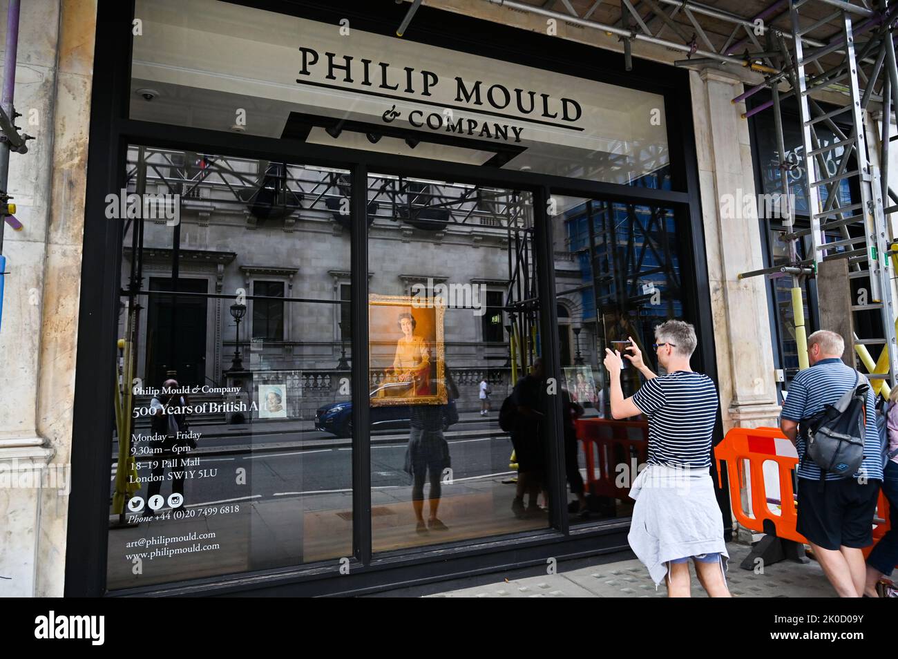 London UK 10th September 2022 - The Philip Mould & Company art dealers specialist in Pall Mall with a portrait of The Queen in the window after The Queen Elizabeth II died at the age of 96 on Thursday 8th September 2022   Photograph taken by Simon Dack Stock Photo