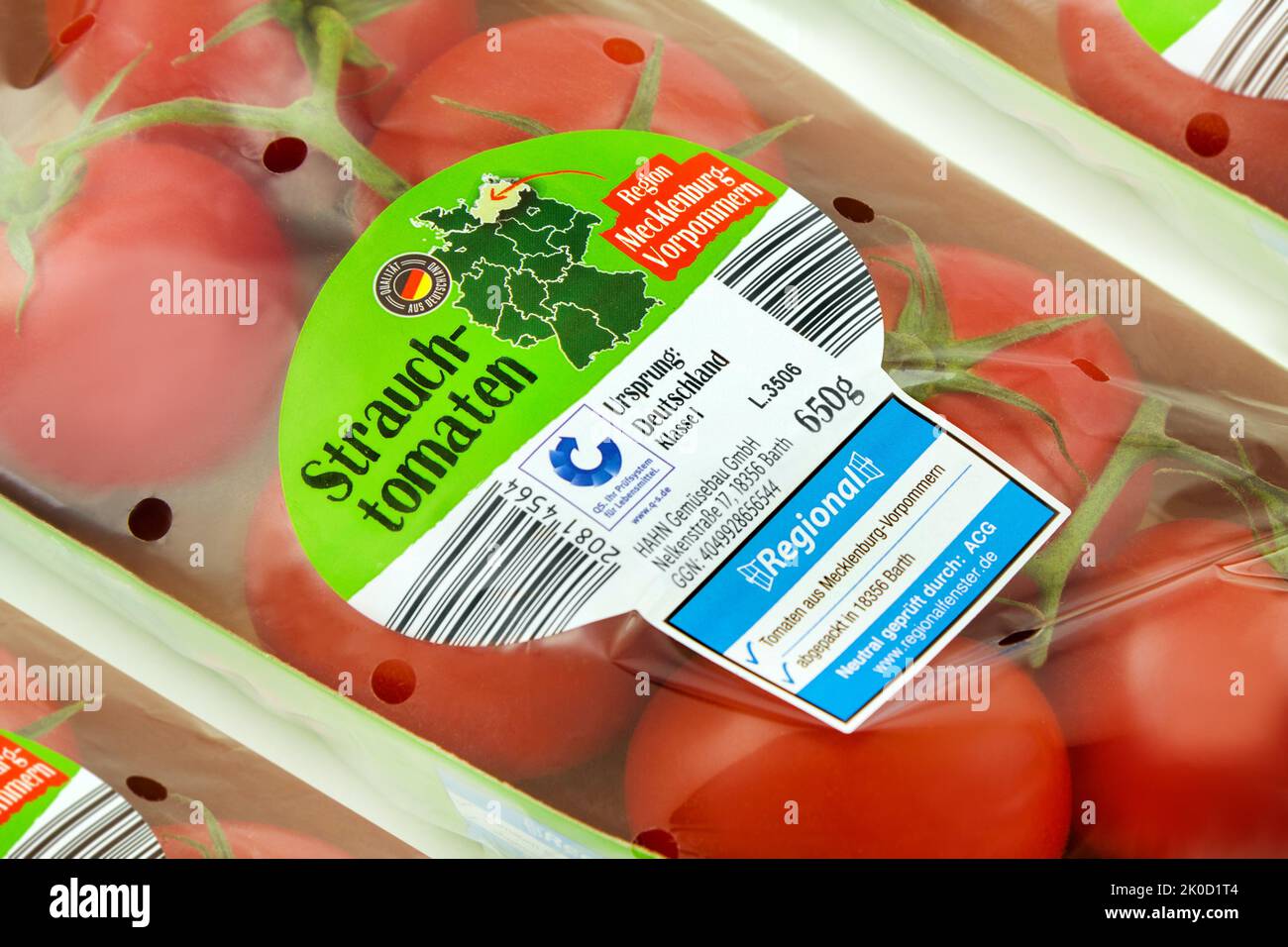 Deutsche Tomaten aus Mecklenburg-Vorpommern Klasse 1 mit Verpackung Stock Photo