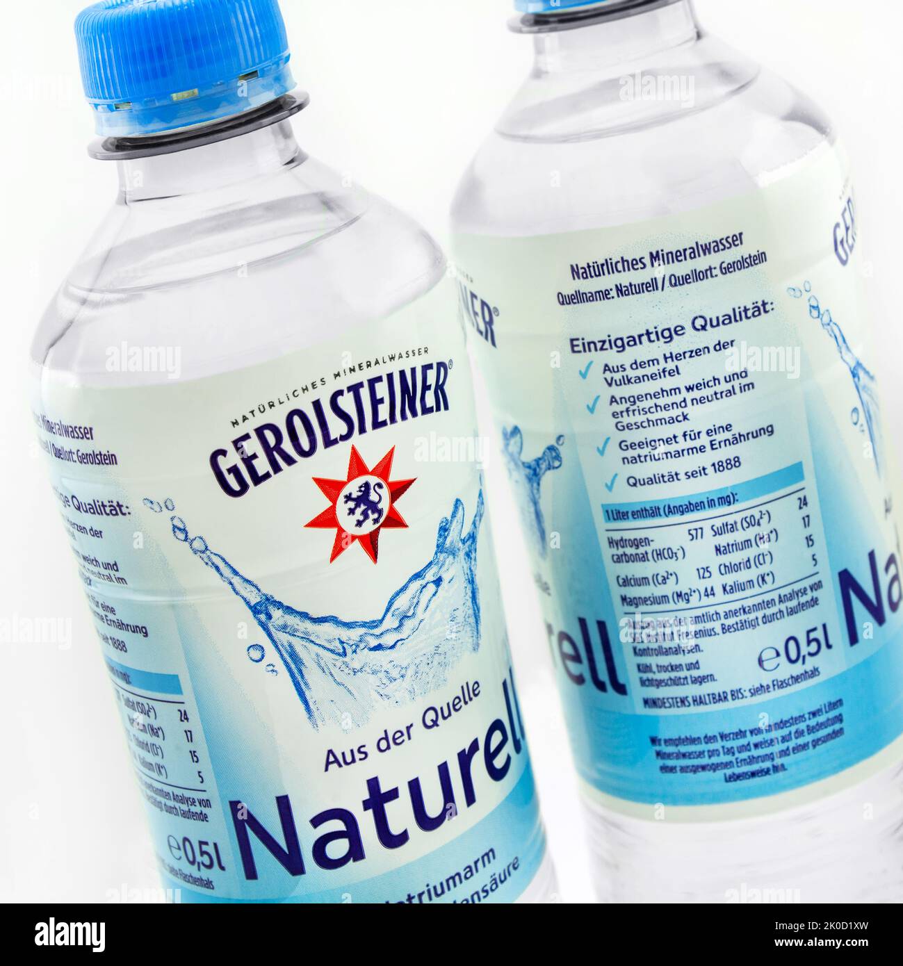 2 Flaschen Gerolsteiner natürliches Mineralwasser auf weissem Hintergrund Stock Photo