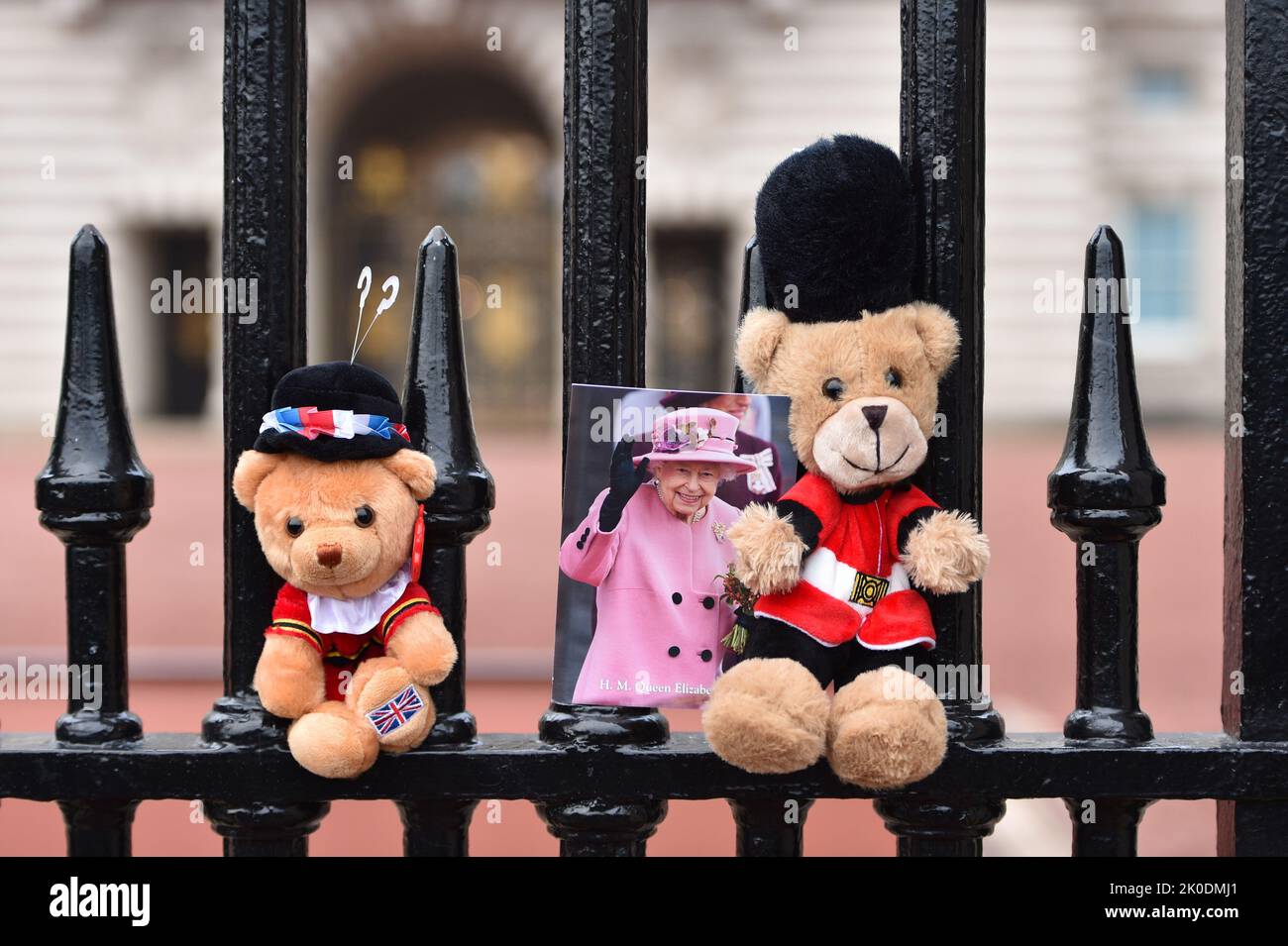 London, England, UK. 11th Sep, 2022. A portrait of Britain's Queen Elizabeth II placed next to teddy bears, on the gates of the Buckingham Palace in London on Sunday on September 11, 2022. (Credit Image: © Thomas Krych/ZUMA Press Wire) Credit: ZUMA Press, Inc./Alamy Live News Stock Photo