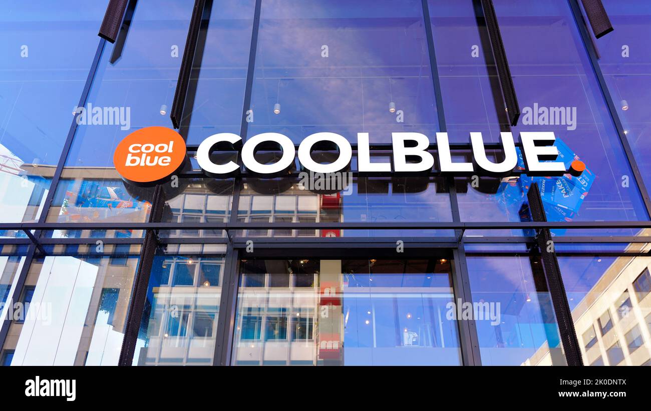 Exterior of a Coolblue store in Düsseldorf. Coolblue is a Dutch e-commerce company. Their electronics store branch in Düsseldorf opened up in 2020. Stock Photo