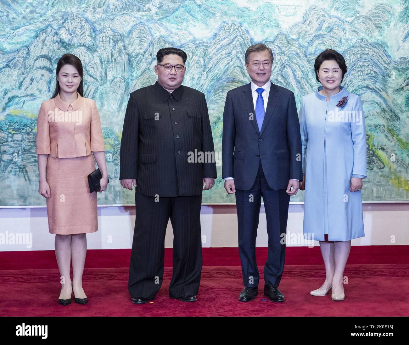 2018 inter-Korean summit. Left to right: Ri Sol-ju with her husband, Kim Jong-un (leader of North Korea), Moon Jae-in (President of South Korea), and his wife Kim Jong-sook (April 27 2018). Credit: World History Archive courtesy of the Blue House (Republic of Korea). Stock Photo