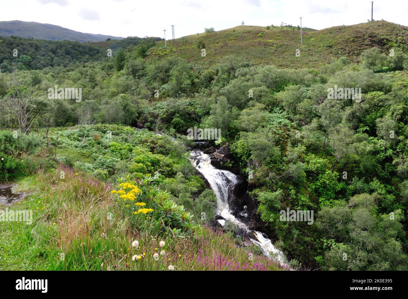 Auf dem Rundweg bei den Inchree Falls in der Nähe von Onich hat man wunderschöne Ausblicke auf die schottischen Highlands bei Fort William. - The circ Stock Photo
