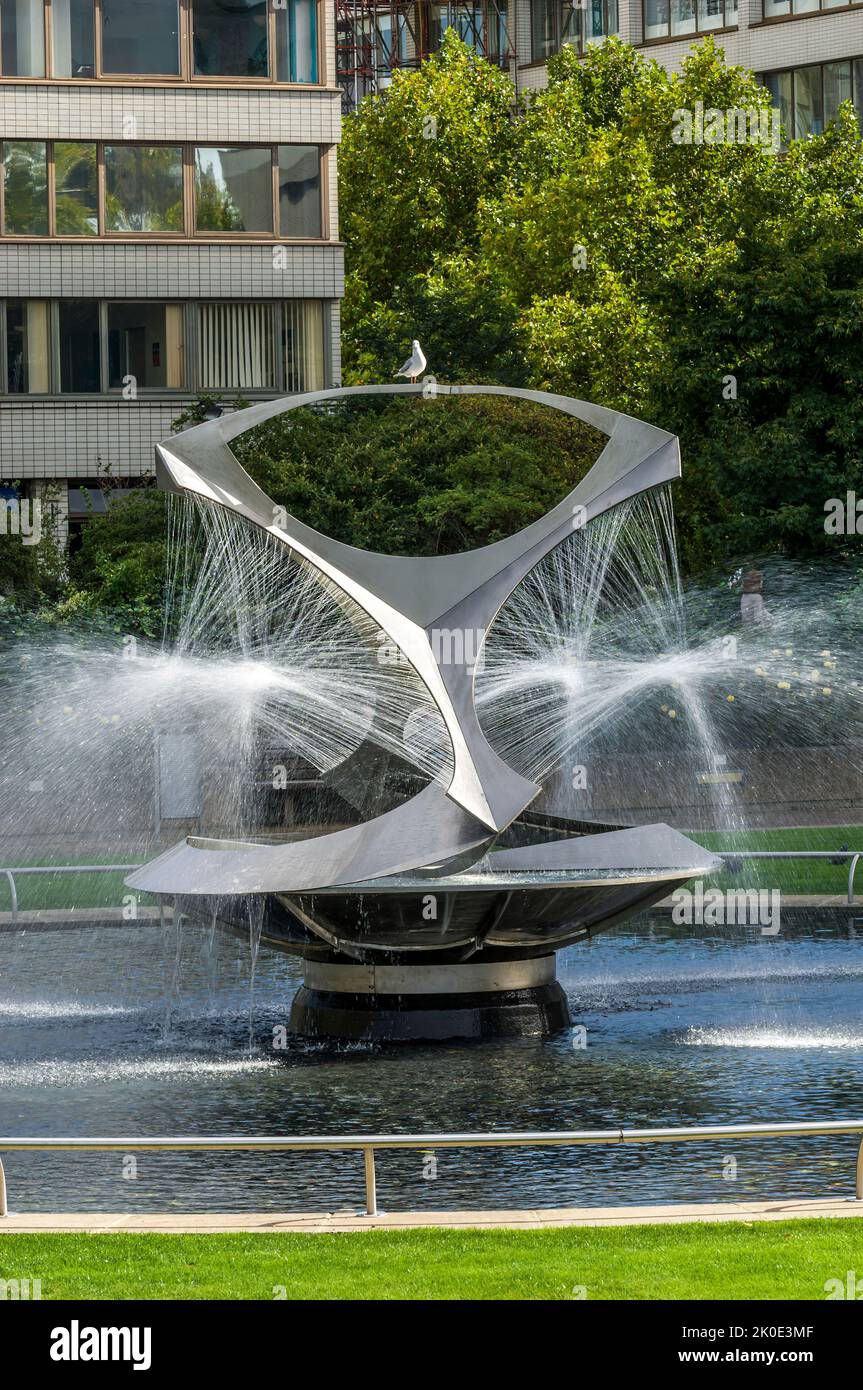 revolving torsion, modern fountain,St Thomas' Hospital, london,england,uk, kinetic sculpture and fountain,Constructivist artist Naum Gabo Stock Photo