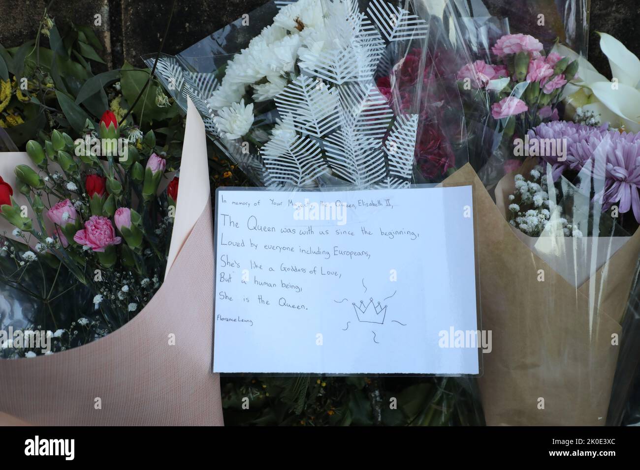 Sydney, Australia. 11th September 2022. Members of the public have been asked to leave flowers outside Government House, the official residence of the monarch’s representative for NSW. A slow trickle of people passed through to place flowers and pay their respects. Credit: Richard Milnes/Alamy Live News Stock Photo