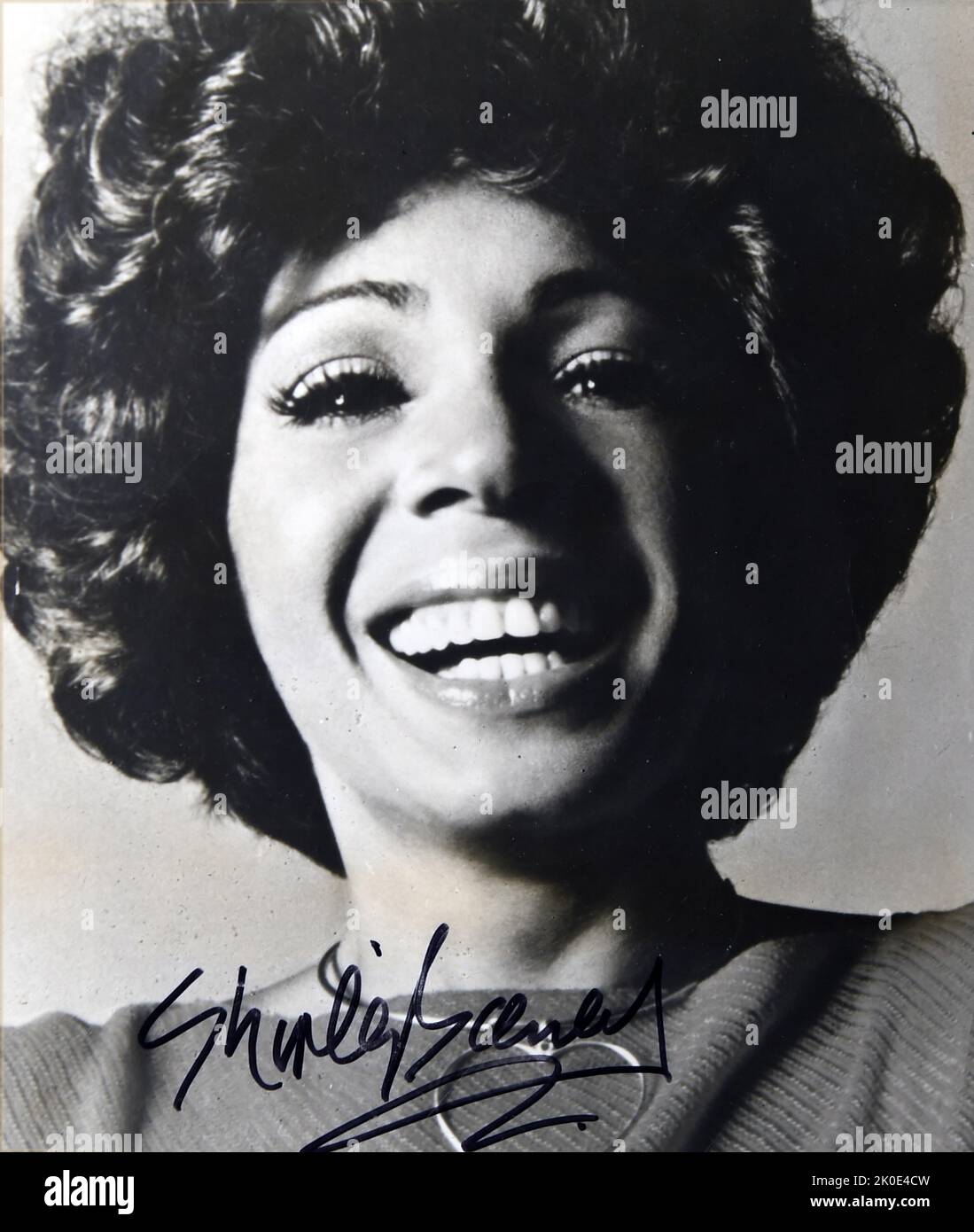 Dame Shirley Veronica Bassey, (born 1937) Welsh singer. Well-known for her expressive voice and for recording the soundtrack theme songs of the James Bond films Goldfinger (1964), Diamonds Are Forever (1971), and Moonraker (1979) signed photograph 1980. Stock Photo