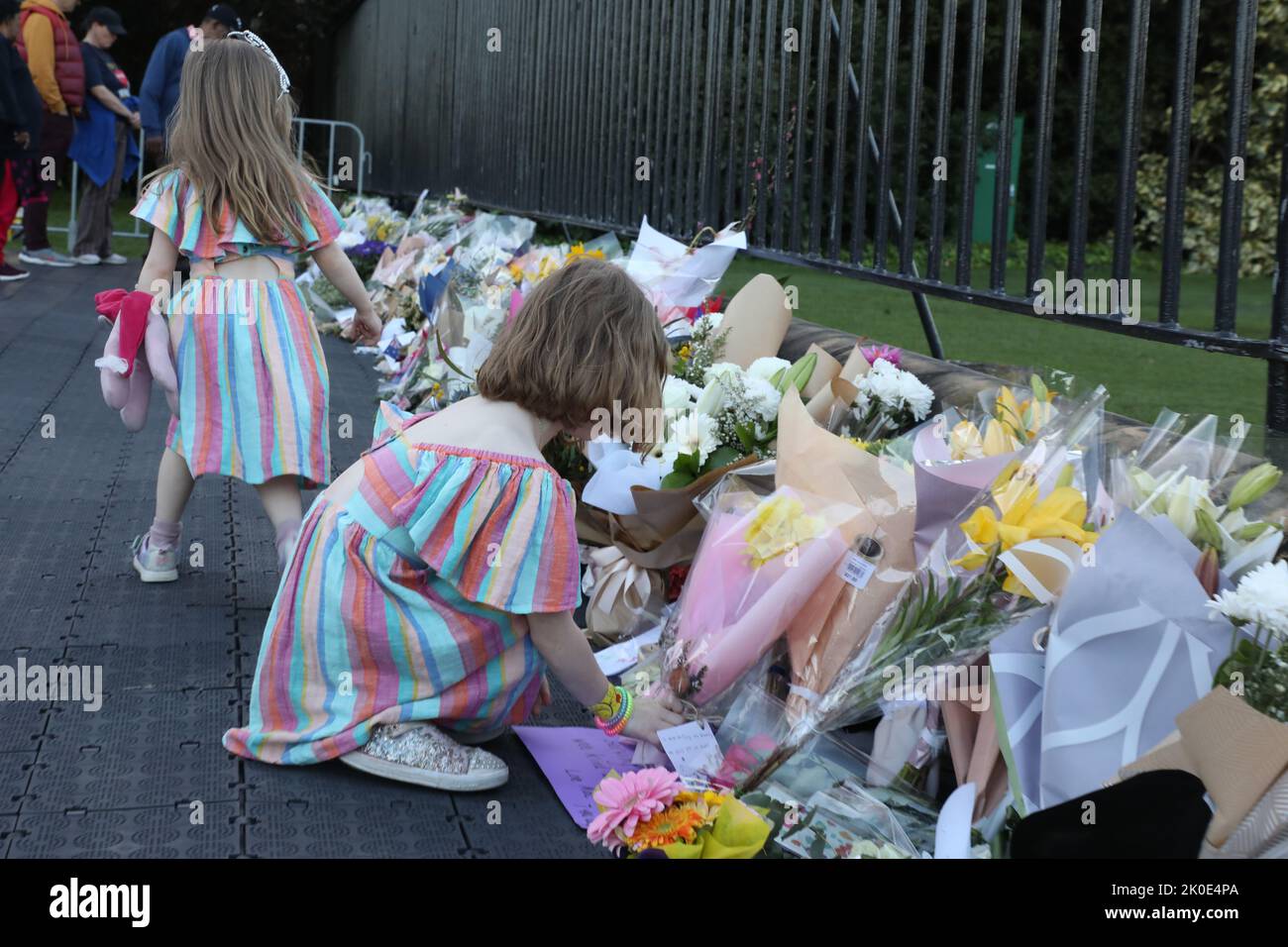 Sydney, Australia. 11th September 2022. Members of the public have been asked to leave flowers outside Government House, the official residence of the monarch’s representative for NSW. A slow trickle of people passed through to place flowers and pay their respects. Credit: Richard Milnes/Alamy Live News Stock Photo