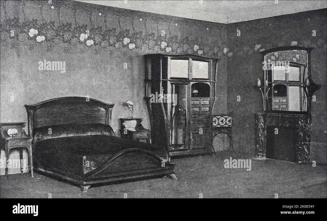 A French bedroom in 1900, the 'modem style' with moving and contorted lines emerged which 'broke the traditional line changed the forms in use for centuries, creating' aieublee while curving unexpected and soft '. Stock Photo