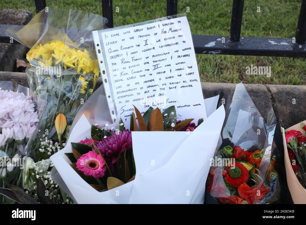 Sydney, Australia. 11th September 2022. Members of the public have been asked to leave flowers outside Government House, the official residence of the monarch’s representative for NSW. A slow trickle of people passed through to place flowers and pay their respects. Credit: Richard Milnes/Alamy Live News Stock Photo