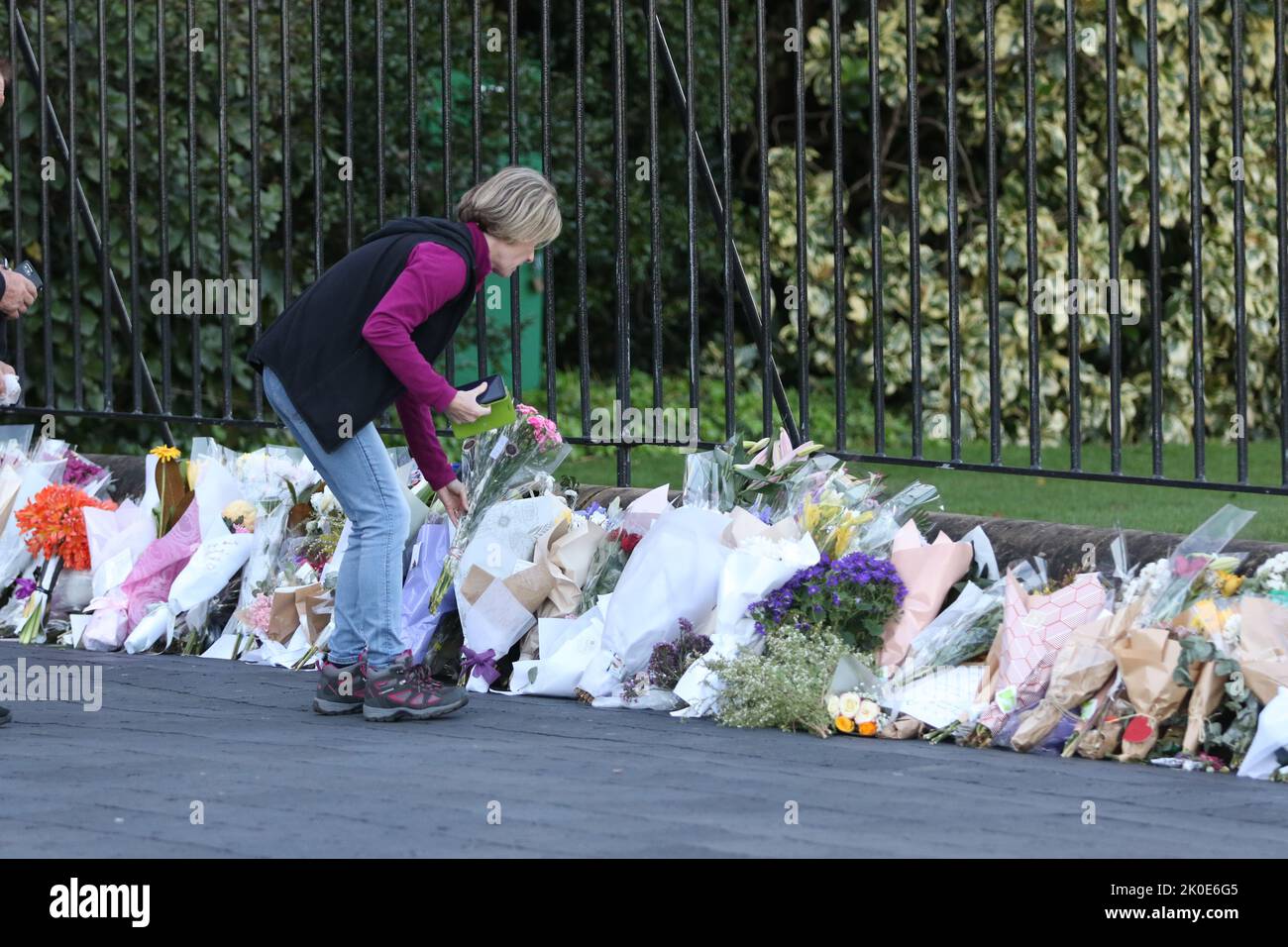 Sydney, Australia. 11th September 2022. Members of the public have been asked to leave flowers outside Government House, the official residence of the monarch’s representative for NSW. A slow trickle of people passed through to place flowers and pay their respects. Credit: Richard Milnes/Alamy Live News Stock Photo