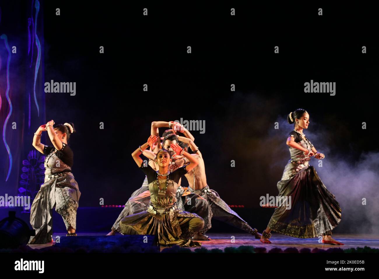 September 10, 2022, Kolkata, West Bengal, India: Indian dancers perform a traditional dance during West Bengal Government Dance Academy celebrates the Dances Drama Festival 2022. 225 dancers and 15 dance troupes  participates in Kolkata. (Credit Image: © Dipa Chakraborty/Pacific Press via ZUMA Press Wire) Stock Photo