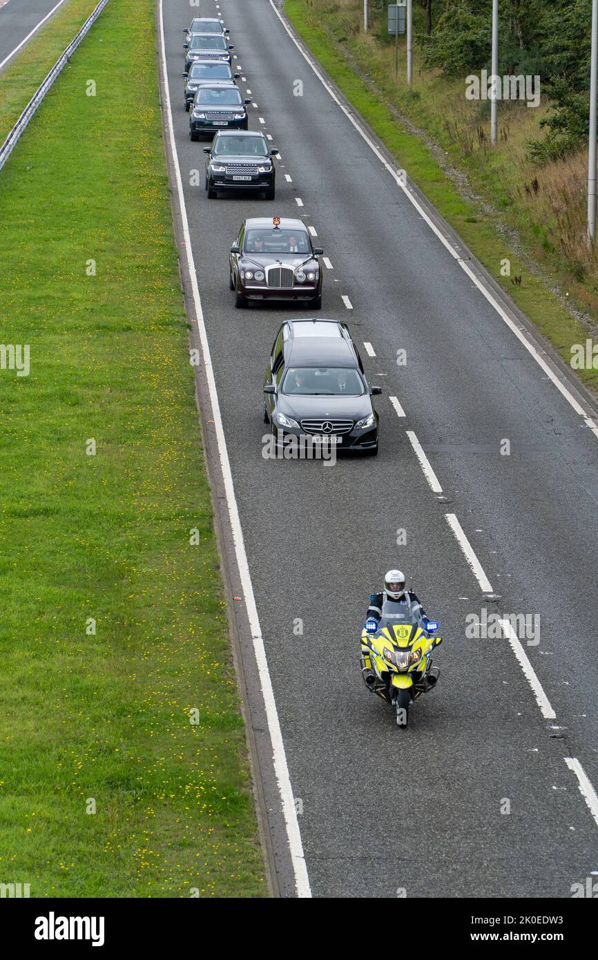 Forfar, Scotland, UK. 11th September, 2022. Queen Elizabeth II travels along the A90, Forfar, on route to Edinburgh, as large crowds gather to show their respect - 11th of September 2022, Angus, Forfar, Scotland, United Kingdom - Credit: Barry Nixon/ Alamy LIve News Stock Photo