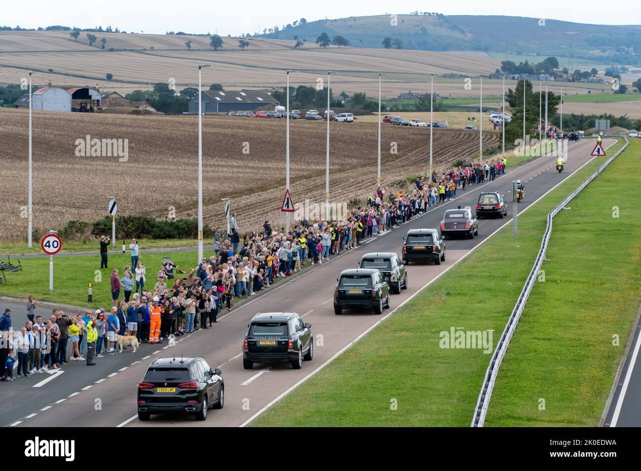 Forfar, Scotland, UK. 11th September, 2022. Queen Elizabeth II travels along the A90, Forfar, on route to Edinburgh, as large crowds gather to show their respect - 11th of September 2022, Angus, Forfar, Scotland, United Kingdom - Credit: Barry Nixon/ Alamy LIve News Stock Photo