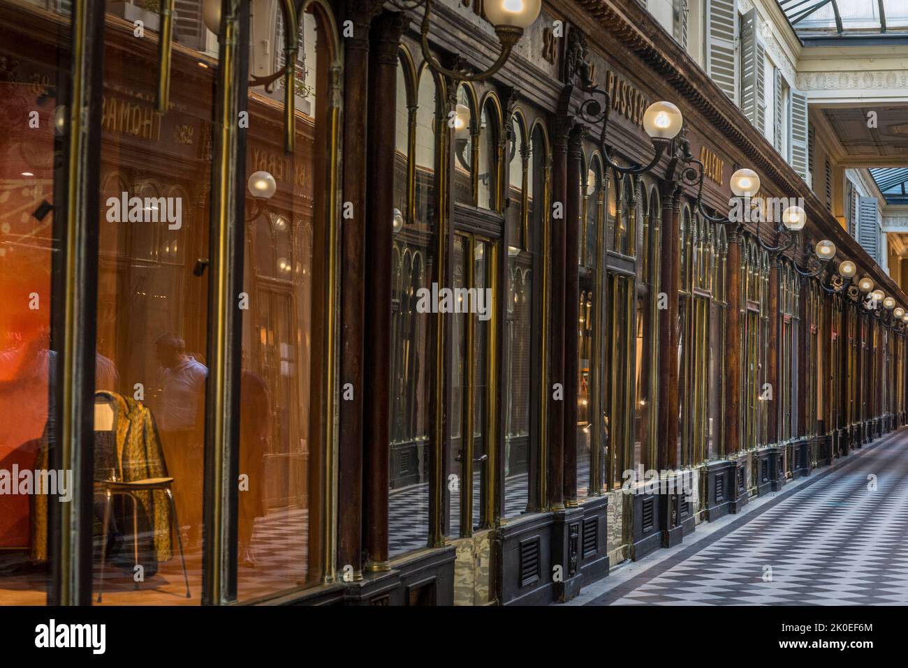 Antique shops in france hires stock photography and images Alamy