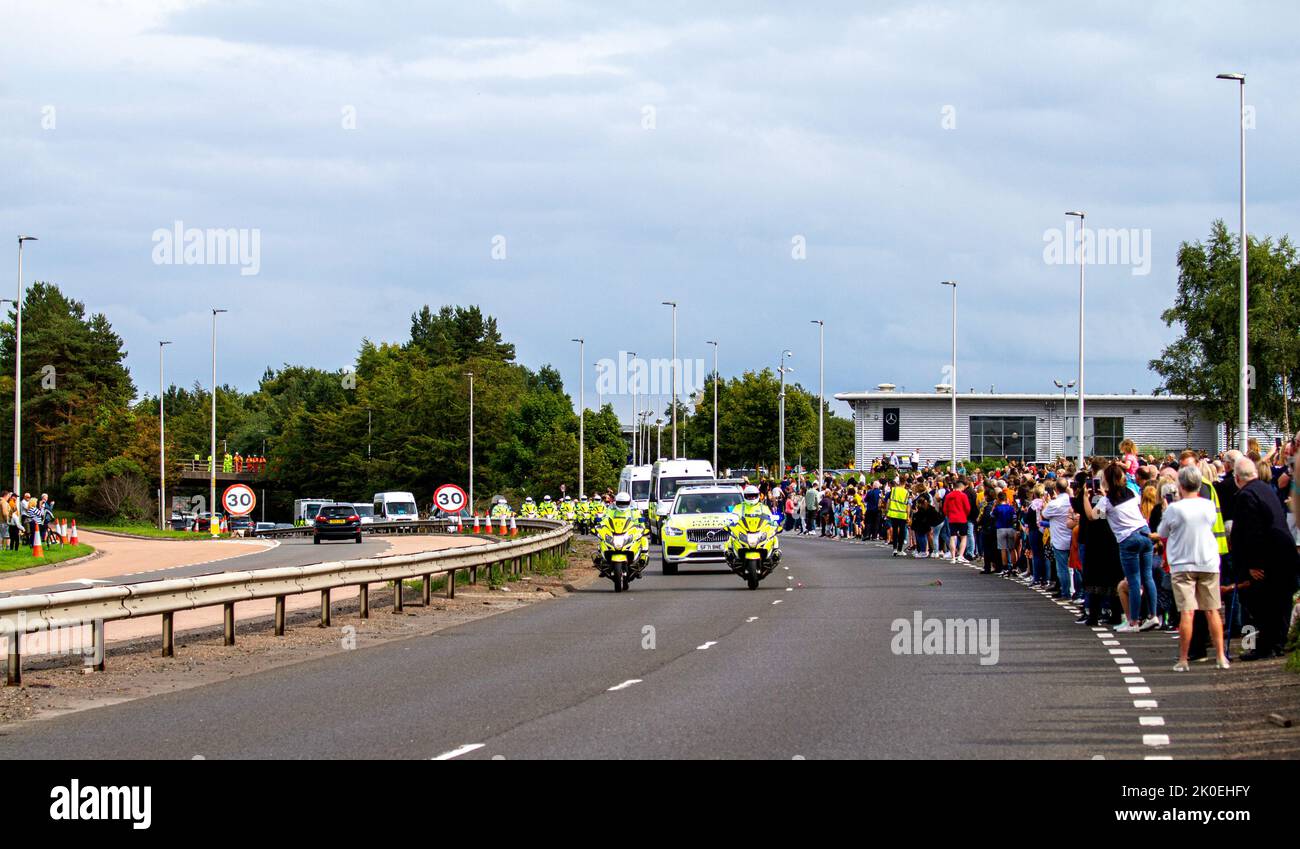 Dundee, Tayside, Scotland, UK. 11th September 2022. UK News: Her Majesty Queen Elizabeth II's cortège is being driven through Dundee along the Kingsway dual carriageway on its way to Perth from Balmoral, arriving around 4 p.m. in Scotland's capital Edinburgh. Many people have gathered to pay their respects to the world's longest-reigning monarch. Credit: Dundee Photographics/Alamy Live News Stock Photo