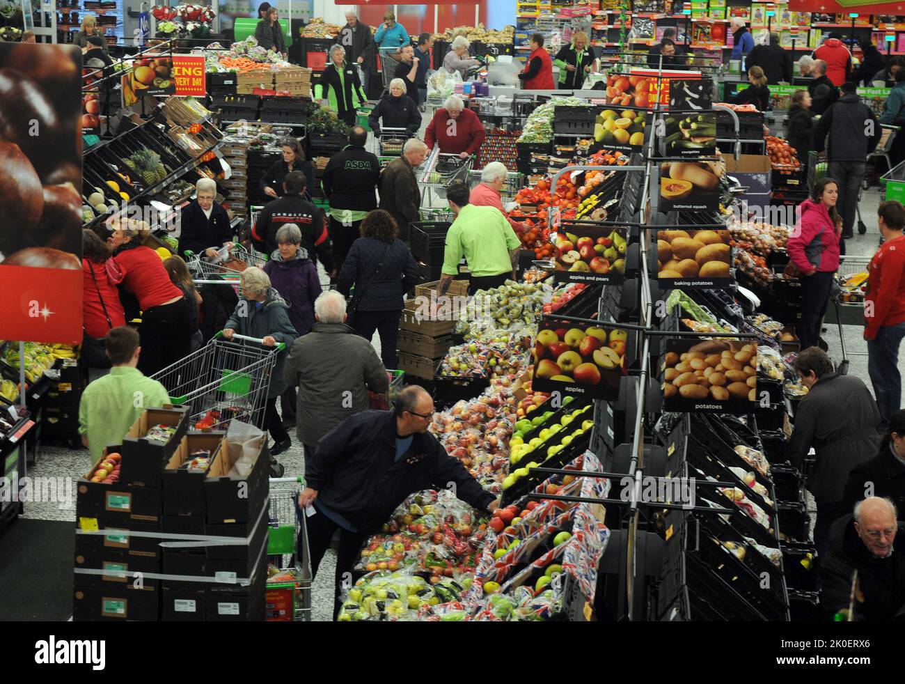 CHRISTMAS SHOPPING.PACKED AISLES AS CHRISTMAS SHOPPERS BUY THEIR CHRISTMAS VEGETABLES AT ASDA, GOSPORT, HANTS. PIC MIKE WALKER,2013 MIKE WALKER PICTURES Stock Photo
