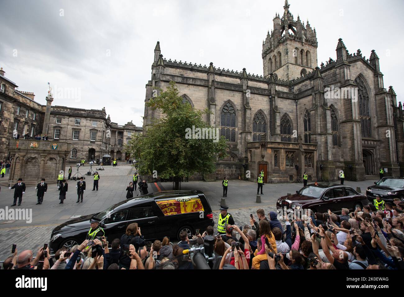 Edinburgh, Scotland, 11 September 2022.  The cortege carrying the coffin of Her Majesty Queen Elizabeth II drives down the Royal Mile High Street passing St Giles Cathedral, and the Mercat Cross, in Edinburgh, Scotland, 11 September 2022. Photo credit: Jeremy Sutton-Hibbert/ Alamy Live news. Stock Photo