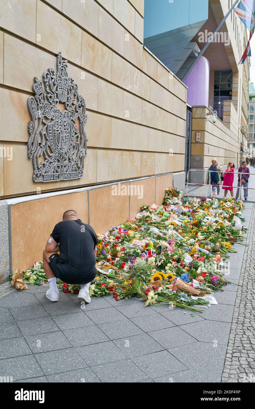 Expressions of sympathy with flowers immediately after the news of the death of Queen Elizabeth II at the British Embassy in Berlin Stock Photo