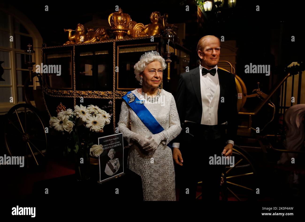 Kuala Lumpur, Malaysia. 11th Sep, 2022. Flowers and a tribute are set next to wax figures depicting the late Queen Elizabeth II (L) and her husband late Prince Philip, Duke of Edinburgh, at Red Carpet Wax Museum, i-City in Shah Alam, outskirts of Kuala Lumpur. Britain's longest reigning monarch, Queen Elizabeth II, died on September 8 at the age of 96 at her Scottish estate, Balmoral Castle. (Photo by © Wong Fok Loy/SOPA Images/Sipa USA) Credit: Sipa USA/Alamy Live News Stock Photo