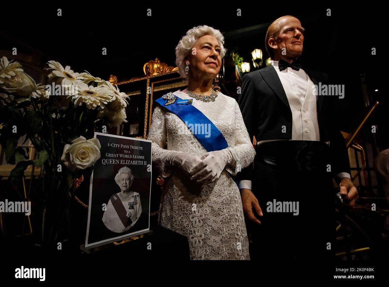 Kuala Lumpur, Malaysia. 11th Sep, 2022. Flowers and a tribute are set next to wax figures depicting the late Queen Elizabeth II (L) and her husband late Prince Philip, Duke of Edinburgh, at Red Carpet Wax Museum, i-City in Shah Alam, outskirts of Kuala Lumpur. Britain's longest reigning monarch, Queen Elizabeth II, died on September 8 at the age of 96 at her Scottish estate, Balmoral Castle. (Photo by © Wong Fok Loy/SOPA Images/Sipa USA) Credit: Sipa USA/Alamy Live News Stock Photo