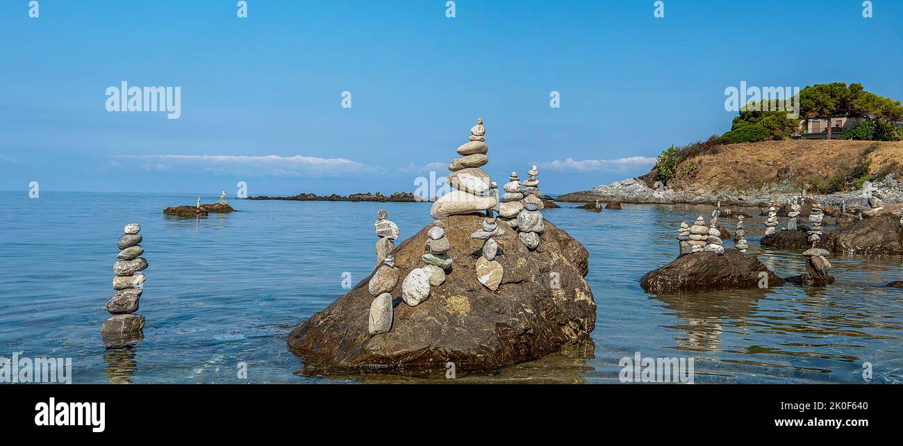 Balance Rocks Ocean balanced stones on the rocks of the sea Stock Photo - Alamy