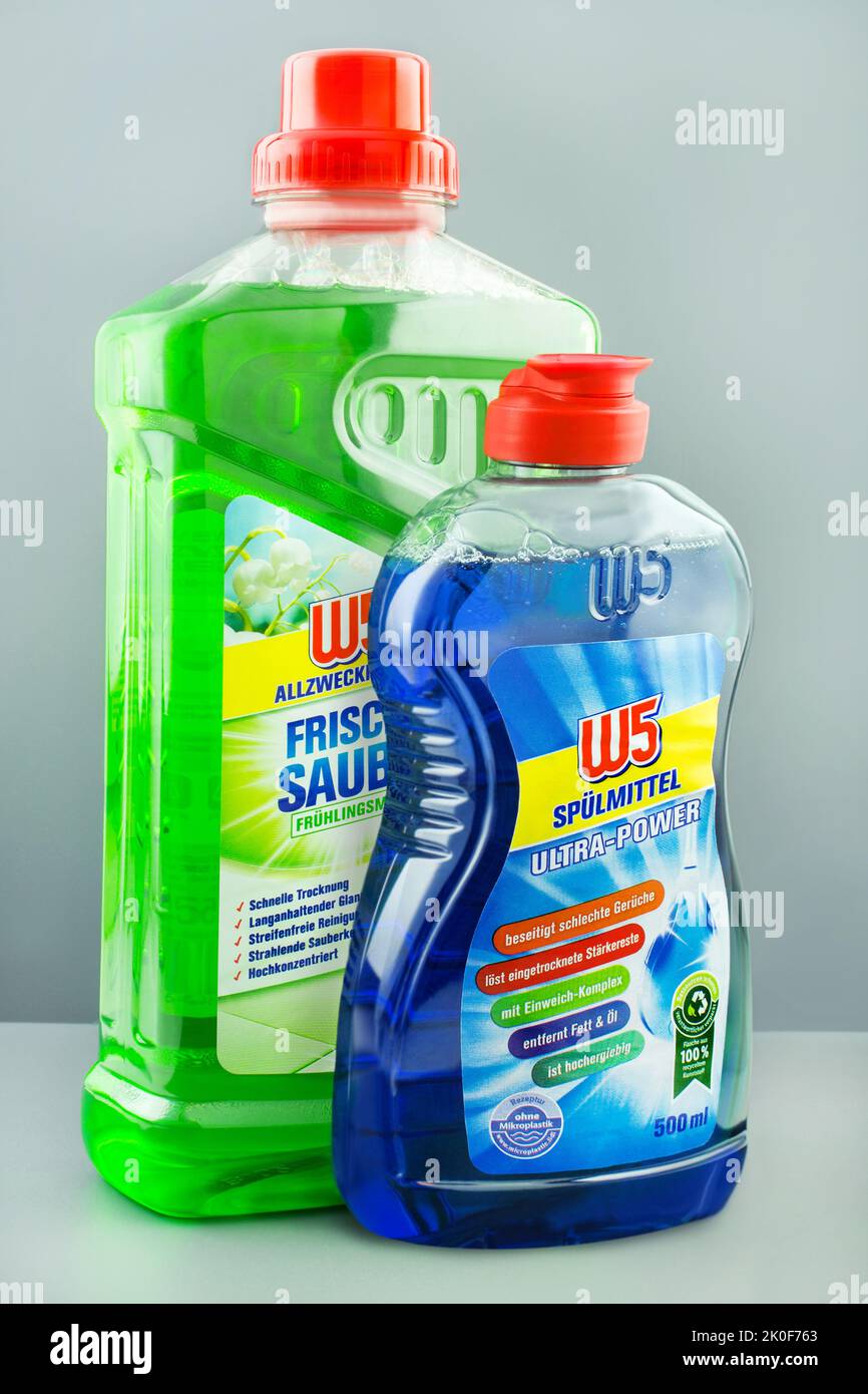 2 Flaschen W5 Allzweckreiniger und Spülmittel Frisch und Sauber Stock Photo