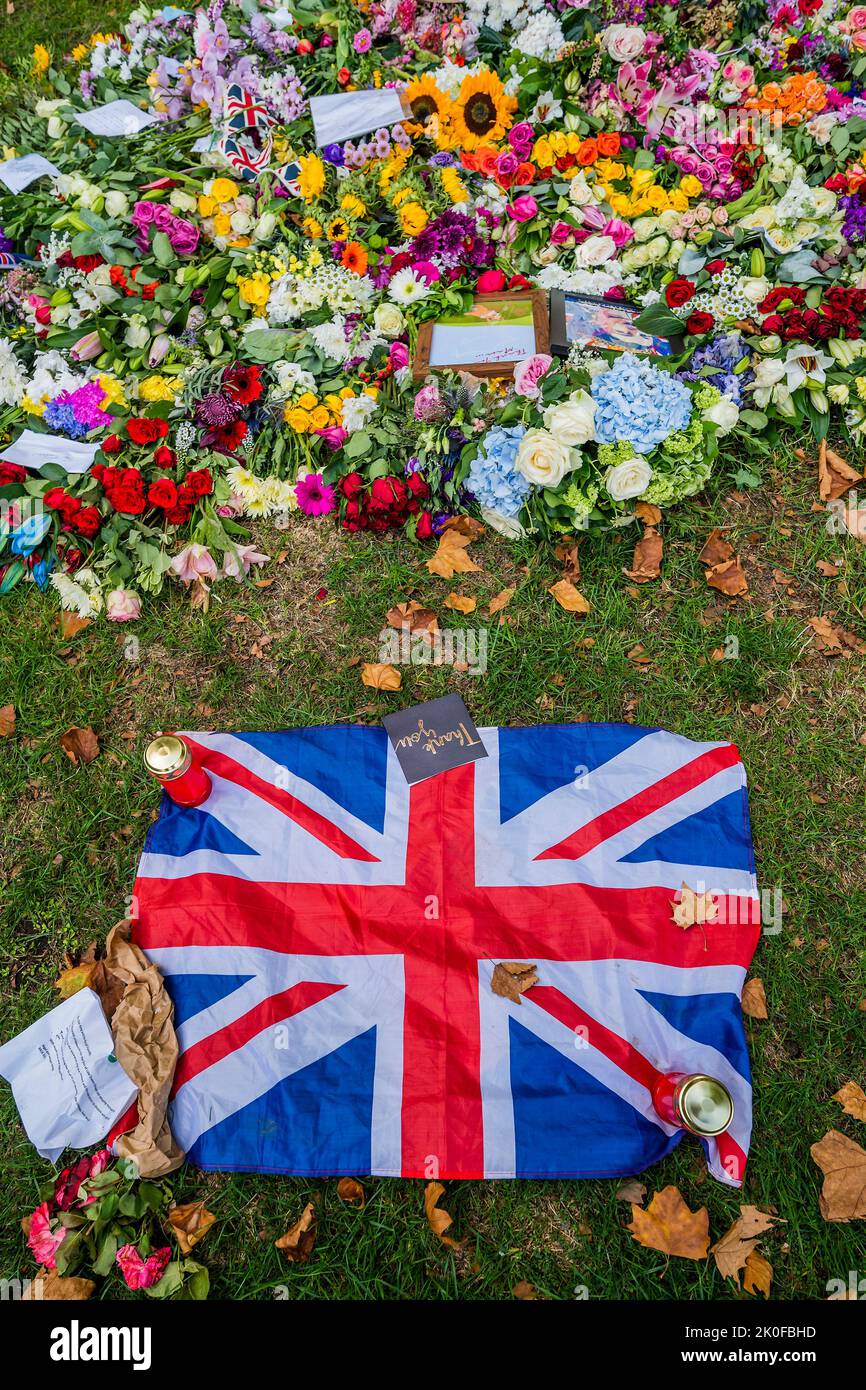 London, UK. 11th Sep, 2022. Mourners gather to see and deposit flowers