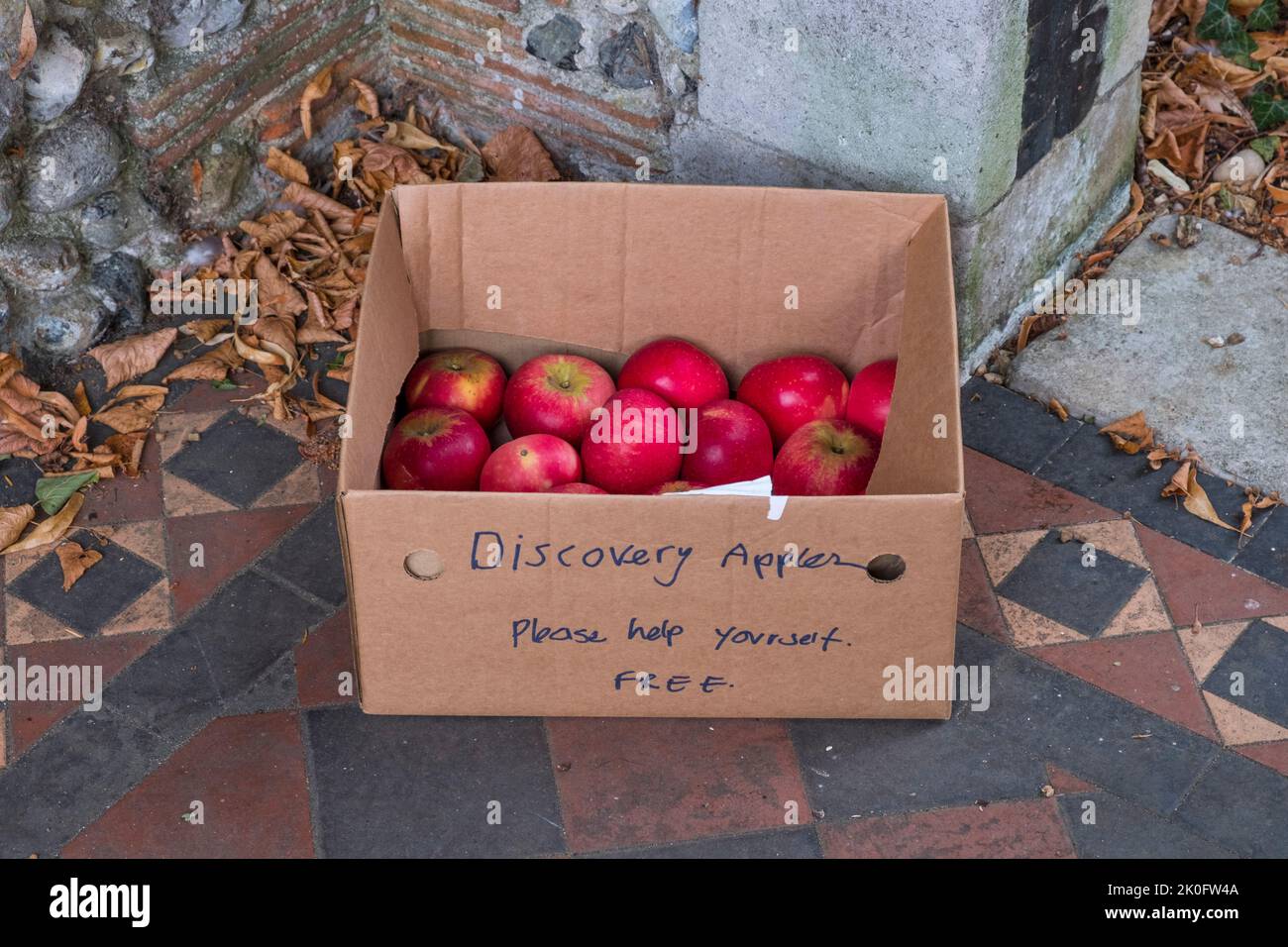 'Please help yourself, free' discovery apples. Suffolk, UK. Stock Photo