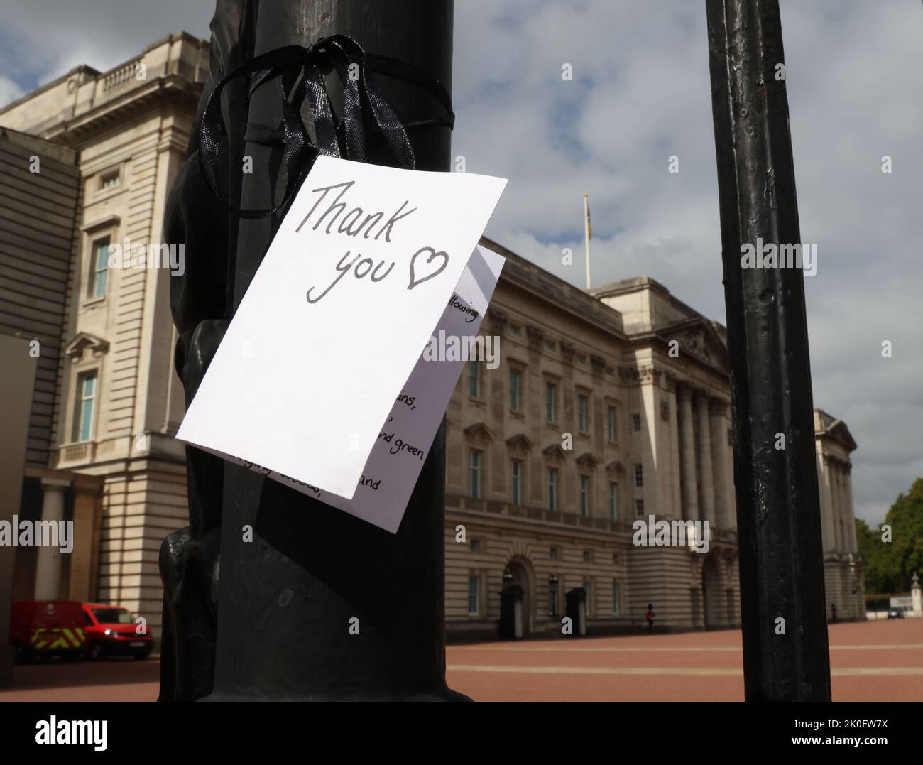 Queen On Railing London, UK. 10th Sep, 2022. A Thank You note on the railings of ...