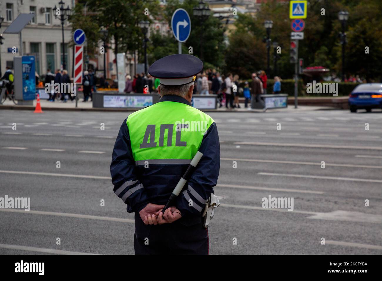 Moscow, Russia. 11th of September, 2022  A traffic police inspector stands at the intersection of Tverskaya street in the center of Moscow and ensures traffic safety on the road, Russia Stock Photo