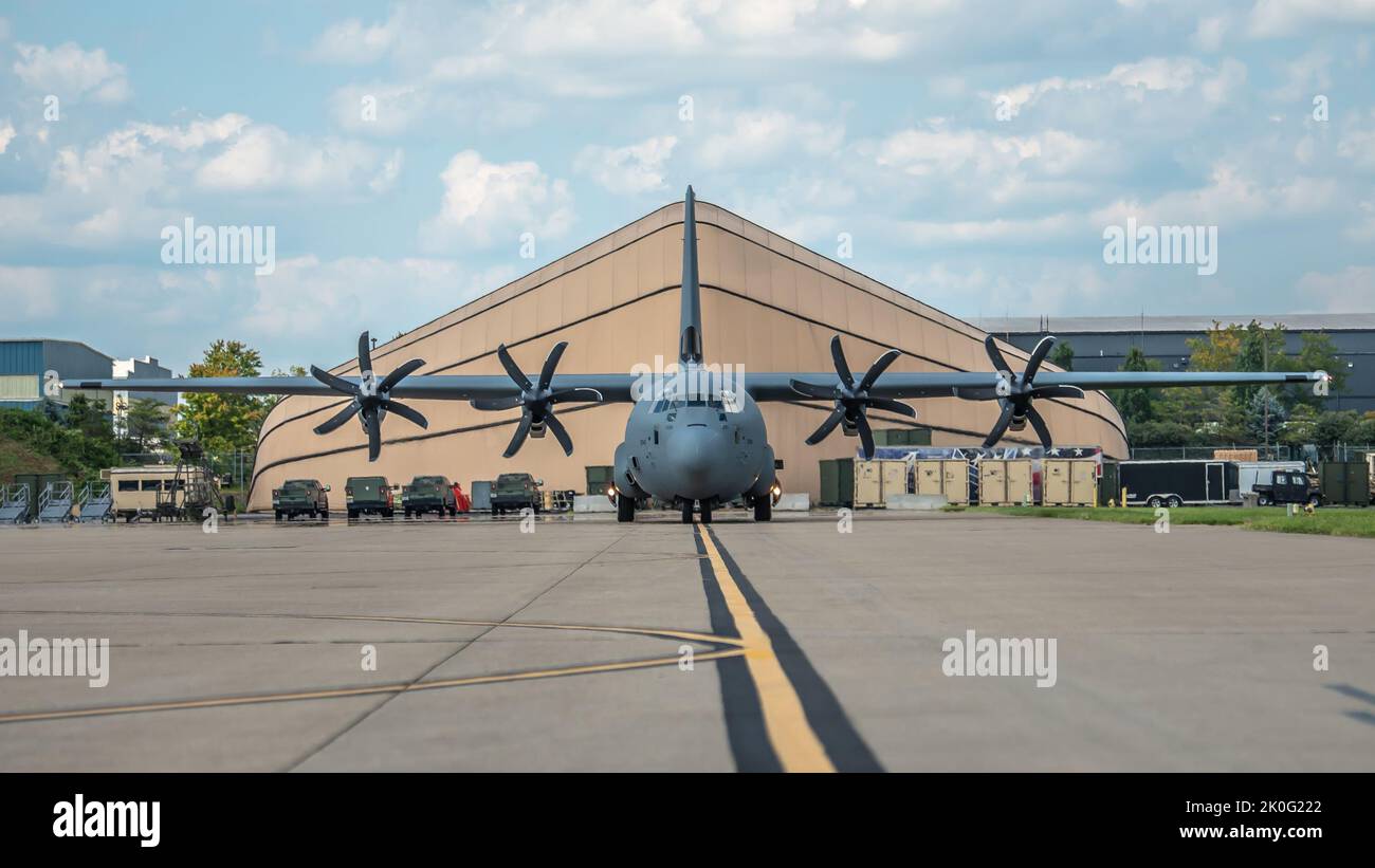 A C-130J Super Hercules aircraft arrives at the Kentucky Air National Guard Base in Louisville, Ky., from Lockheed-Martin Corp. In Marietta, Ga., Aug. 25, 2022. The plane is the eighth J-model to be delivered to the 123rd Airlift Wing since November, completing the unit’s transition from legacy-model C-130H transports. (U.S. Air National Guard photo by Staff Sgt. Chloe Ochs) Stock Photo