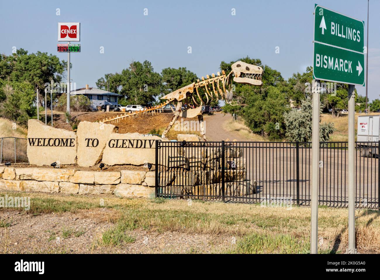 Roadside Welcome to Glendive sign with metal sculpture of a dinosaur in Glendive, Montana.  The sculptures is a tribute to the many dinosaurs bones fo Stock Photo