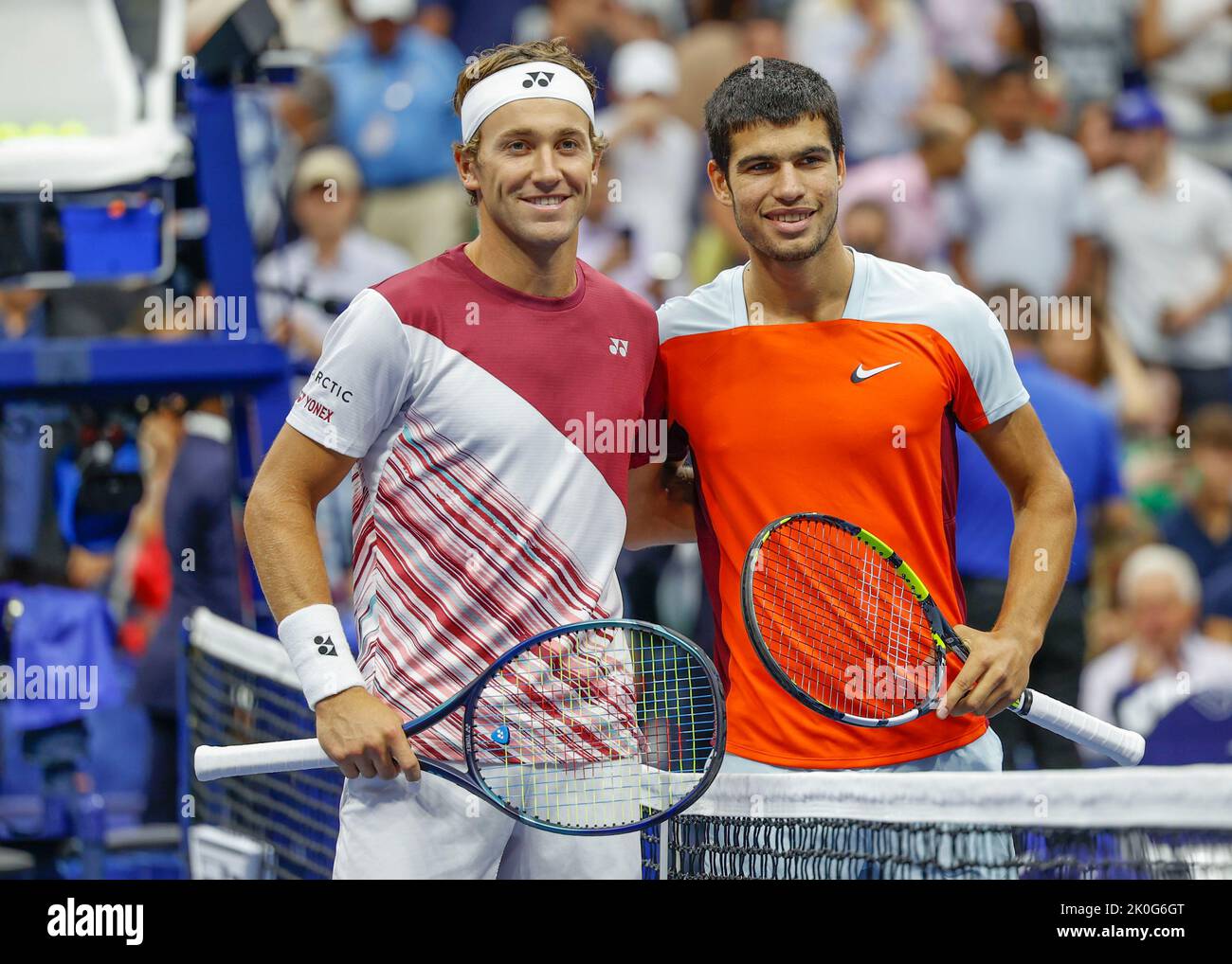 New York, USA, 11th. September 2022. L-R. Norwegian tennis player Casper Ruud and Spanish tennis player Carlos Alcaraz pose for a photo before tjhe start of the MenÕs Final of the  US  Open  Championships,Billie Jean King National Tennis Center on Sunday 11 September 2022. © Juergen Hasenkopf / Alamy Live News Stock Photo